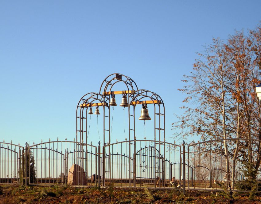 Луценково. Церковь Успения Пресвятой Богородицы. общий вид в ландшафте