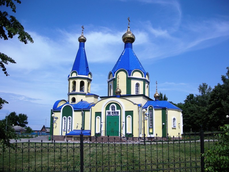 Большетроицкое. Церковь Троицы Живоначальной. общий вид в ландшафте