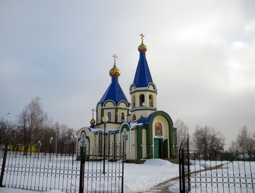 Большетроицкое. Церковь Троицы Живоначальной. общий вид в ландшафте