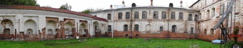 Архиерейский двор, Вологда (Вологда, город, Вологодская область). дополнительная информация, дворик между западной стеной, Консисторией и Симоновским корпусом
