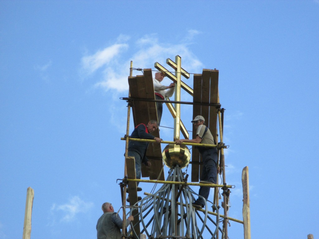 Вороново. Церковь Михаила Архангела. документальные фотографии, установка креста, июнь 2015