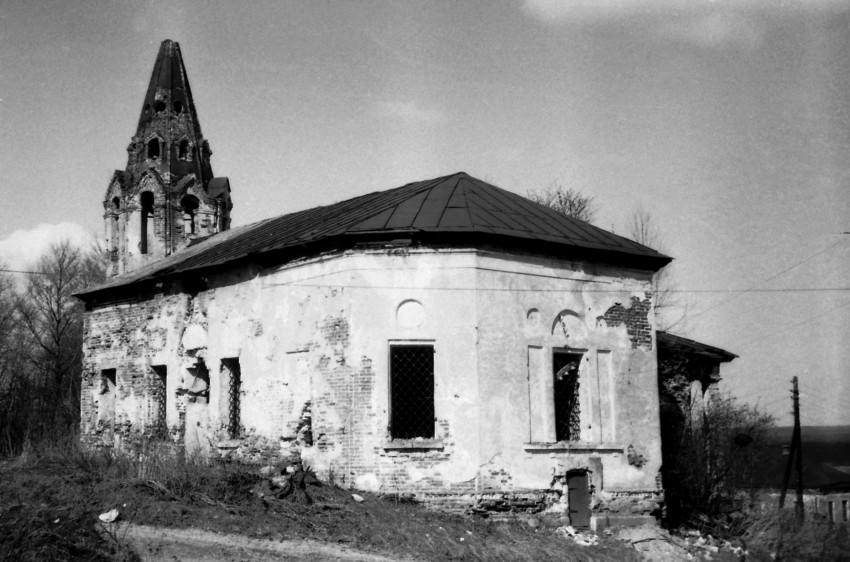 Красино-Убережное. Церковь Троицы Живоначальной. фасады