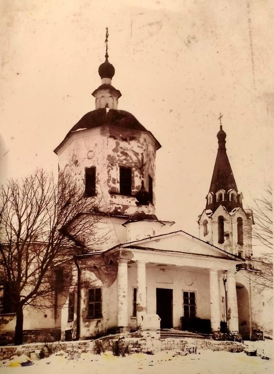 Фото 1920 года из частного архива, архивная фотография. Церковь Троицы Живоначальной, Красино-Убережное (Ясногорский район, Тульская область)