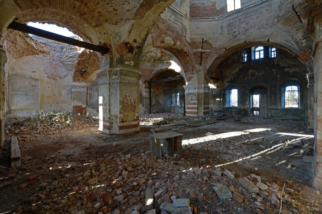 Церковь Покрова Пресвятой Богородицы, Денисово (Ясногорский район, Тульская область). интерьер и убранство, Интерьер храма: вид из юго-восточного угла