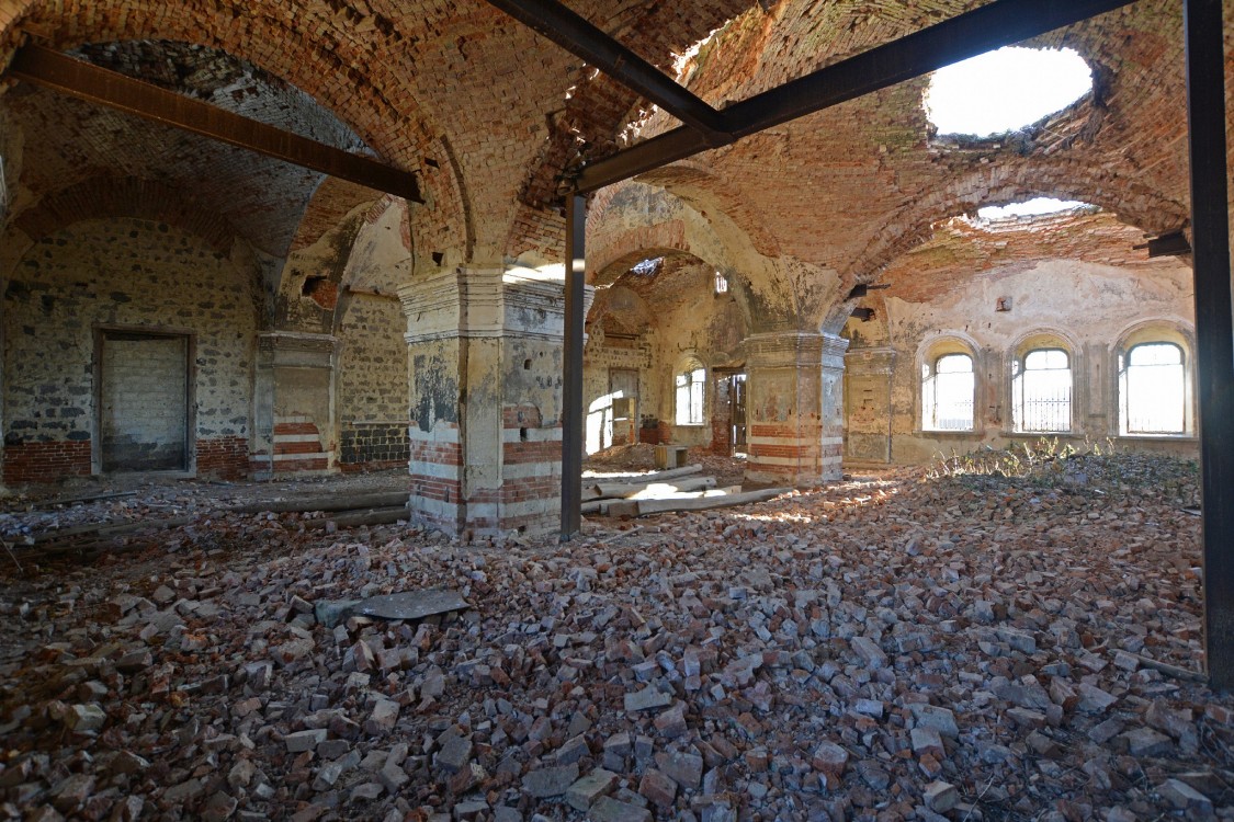 Церковь Покрова Пресвятой Богородицы, Денисово (Ясногорский район, Тульская область). интерьер и убранство, Интерьер храма: вид из северо-западного угла