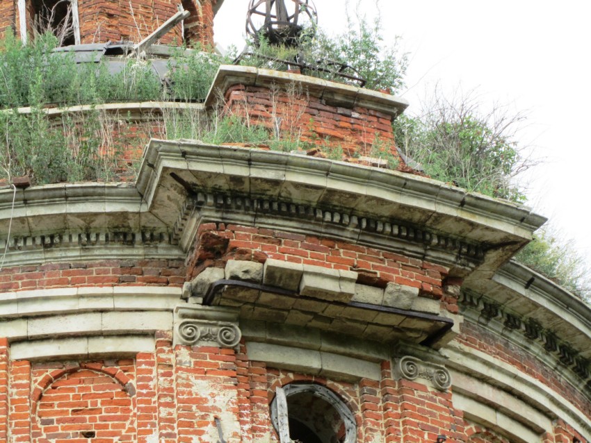 Церковь Михаила Архангела, Горки (Ясногорский район, Тульская область). архитектурные детали, опирающиеся на пилястры ротонды выступающие элементы карниза служат основанием боковых главок