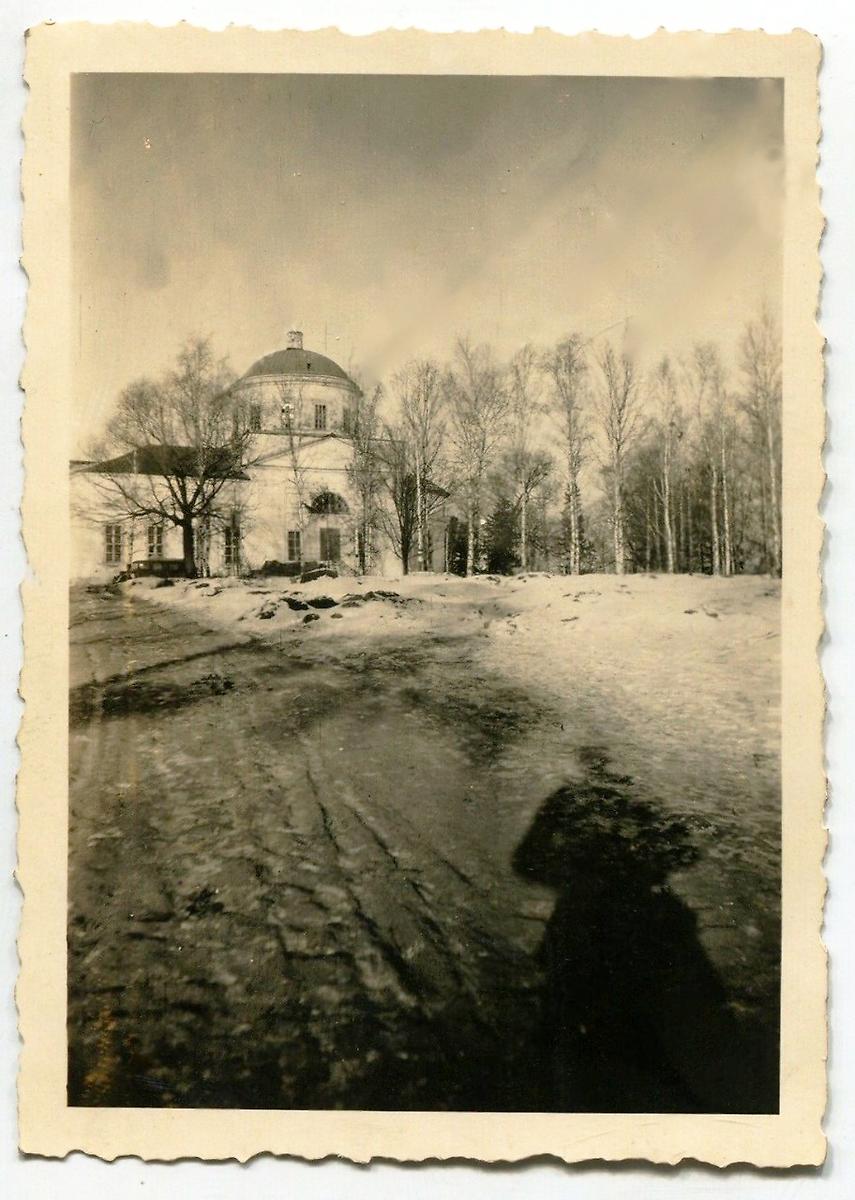 Фрагмент южного фасада. Фото 1941 г. с аукциона e-bay.de, архивная фотография. Церковь Покрова Пресвятой Богородицы, Раково (Зубцовский район, Тверская область)