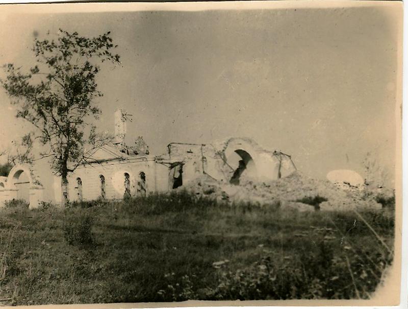 Фото 1944 г. (после освобождения села) из фондов Тверского краеведческого музея, архивная фотография. Церковь Троицы Живоначальной, Никифоровское (Зубцовский район, Тверская область)