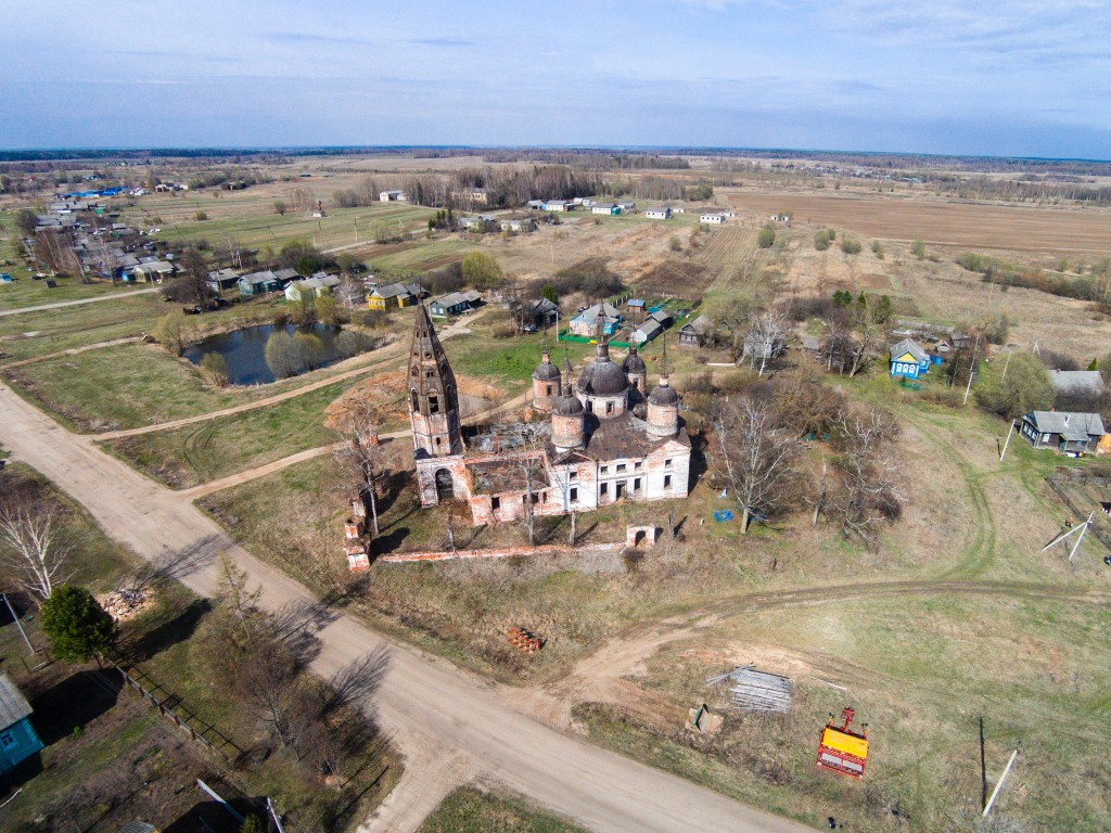 Остров. Церковь Воскресения Христова. общий вид в ландшафте