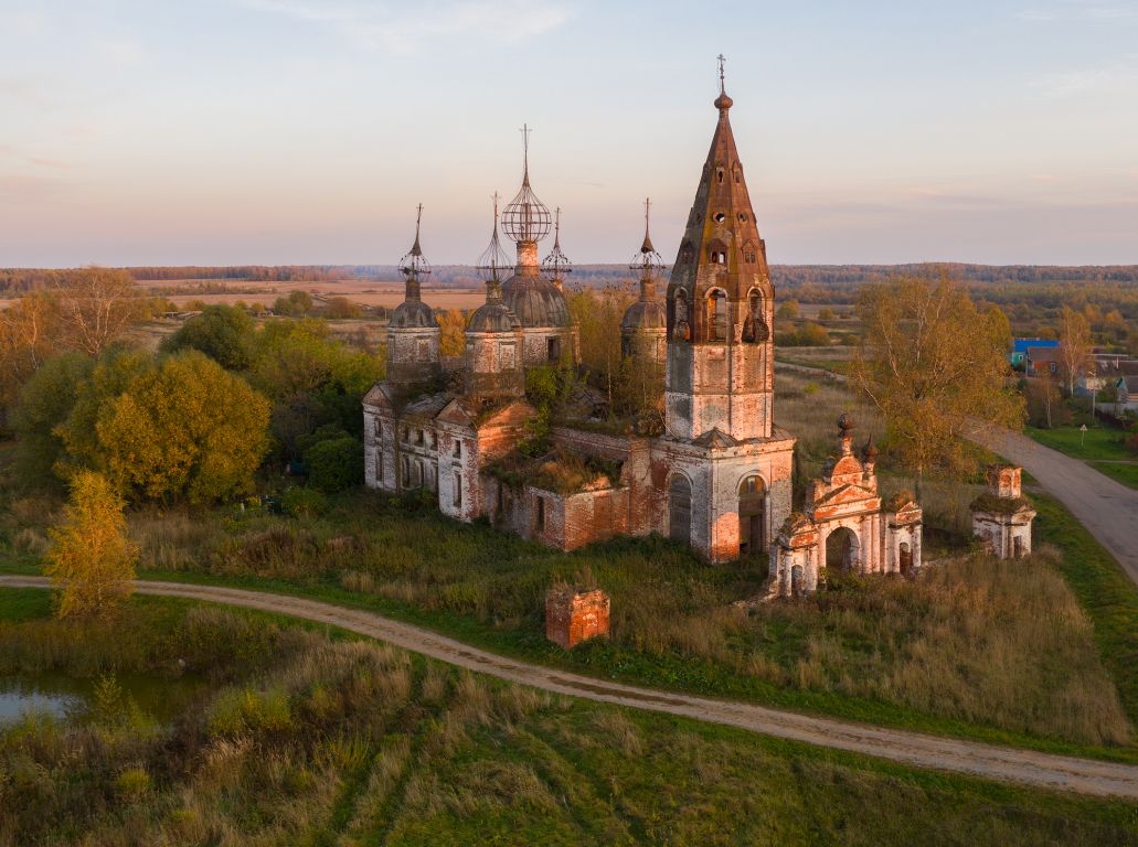 Остров. Церковь Воскресения Христова. общий вид в ландшафте