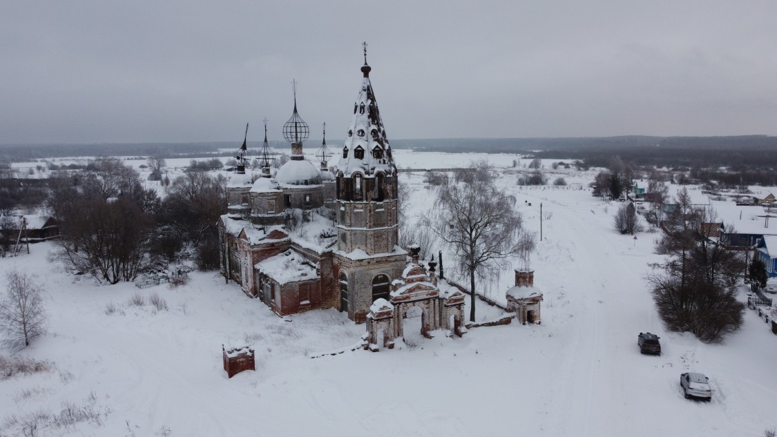 Остров. Церковь Воскресения Христова. общий вид в ландшафте