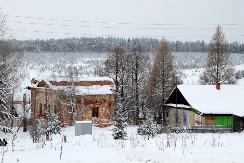 Юрич. Церковь Георгия Победоносца. общий вид в ландшафте