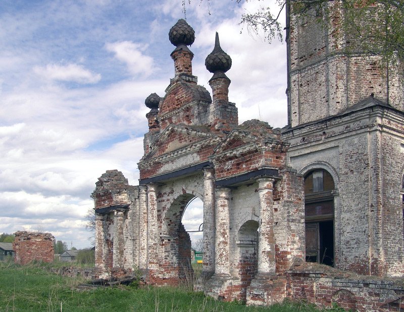 Церковь Воскресения Христова, Остров (Гаврилов-Ямский район, Ярославская область). дополнительная информация, Святые ворота