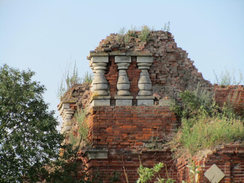 Церковь Николая Чудотворца, Каверино (Ясногорский район, Тульская область). архитектурные детали, белокаменный декор северного фасада (фрагмент)