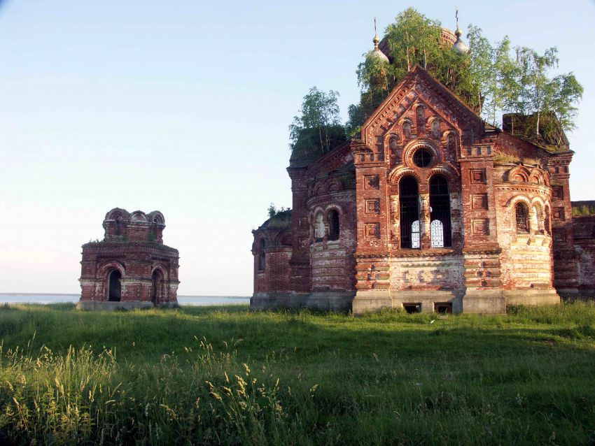 Таман. Церковь Петра и Павла (каменная). общий вид в ландшафте