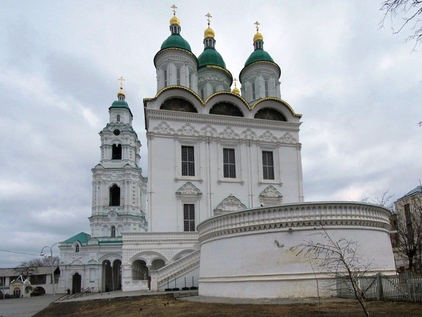 Астрахань. Кремль. фасады, слева направо: Соборная колокольня, Успенский собор, Лобное место