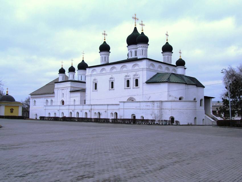 Кремль, Астрахань (Астрахань, город, Астраханская область). фасады, Слева направо: Кирилловская часовня, трапезная палата б.Троицкого монастыря, Введенская и Сретенская церкви, Троицкий собор.