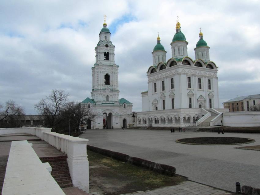 Кремль, Астрахань (Астрахань, город, Астраханская область). фасады, Слева направо: парапет Троицкого собора, Соборная колокольня с Пречистенскими воротами, Успенский собор, Лобное место, за ним на заднем плане - Архиерейские (Митрополичьи) палаты с церковью Спаса Нерукотворного. Вид от Введенской и Сретенской церквей б.Троицкого монастыря.