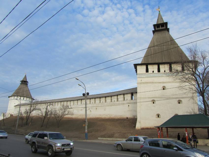 Астрахань. Кремль. фасады, Фрагмент крепостной стены между Крымской башней и башней Красные Ворота (слева)