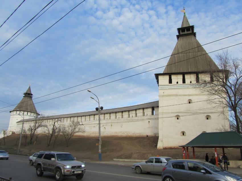 Кремль, Астрахань (Астрахань, город, Астраханская область). фасады, Фрагмент крепостной стены между Крымской башней и башней Красные Ворота (слева)