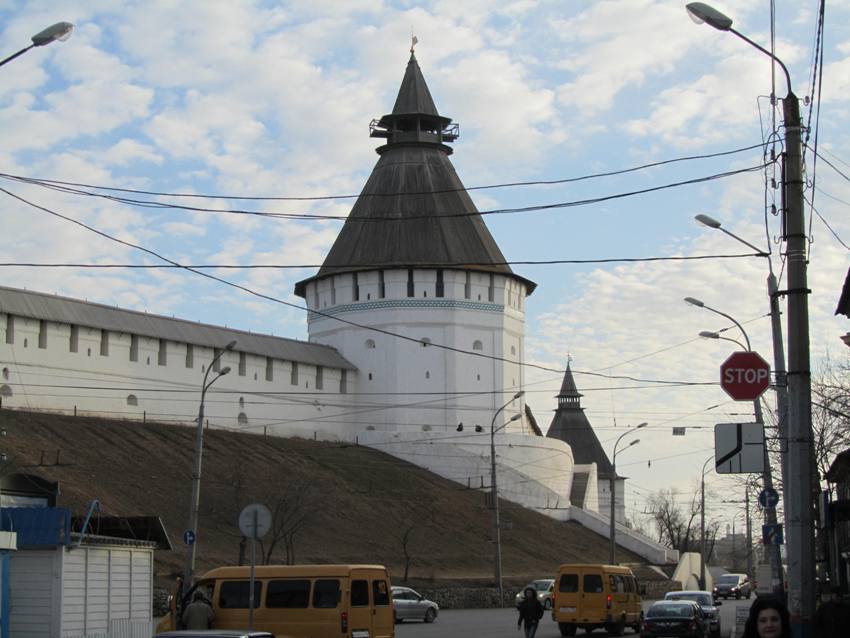 Астрахань. Кремль. фасады, Внешняя западная часть стены: башни Красные Ворота и Крымская (сзади)