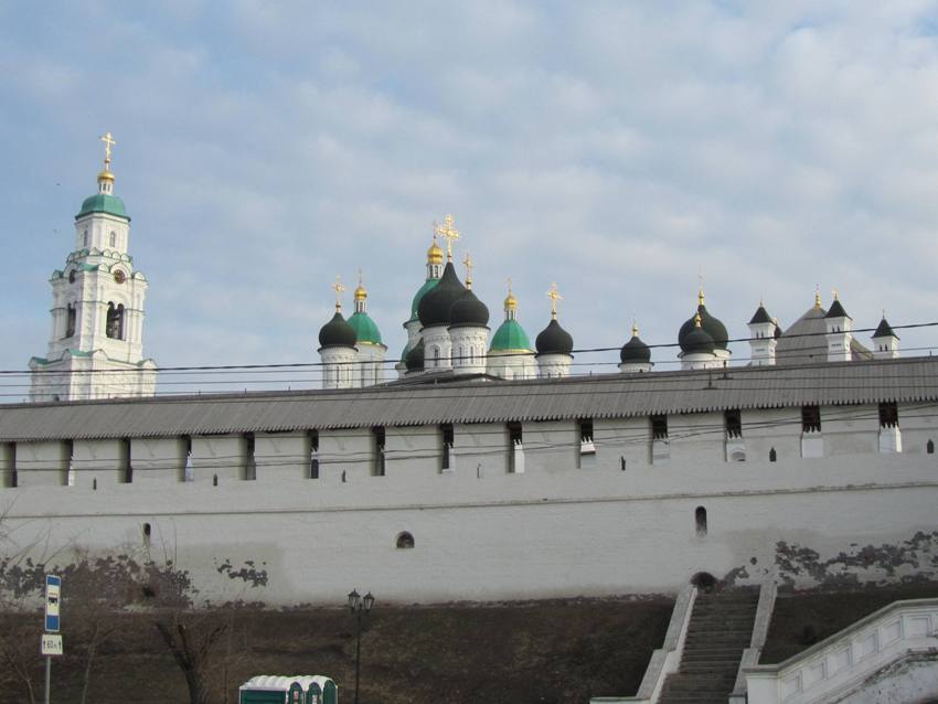 Астрахань. Кремль. фасады, церковные купола Кремля над крепостной стеной, вид с севера