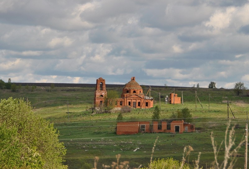 Драгуны. Церковь Михаила Архангела. общий вид в ландшафте