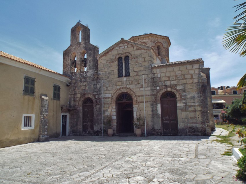 Керкира (Κέρκυρα), о. Корфу. Церковь Иасона и Сосипатра. общий вид в ландшафте