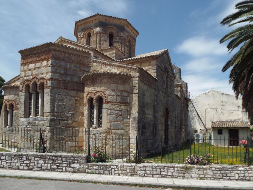 Церковь Иасона и Сосипатра, Керкира (Κέρκυρα), о. Корфу (Ионические острова (Ιονίων Νήσων), Греция). общий вид в ландшафте