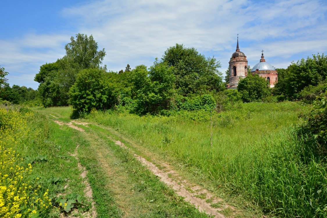 Акаево. Церковь Троицы Живоначальной. общий вид в ландшафте, Вид от деревенской дороги