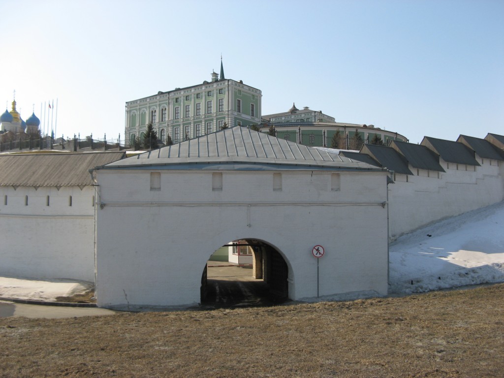 Кремль, Вахитовский район (Казань, город, Республика Татарстан). архитектурные детали, Воскресенская проездная башня (XVI в.), где ранее располагалась надвратная церковь Воскресения Христова.