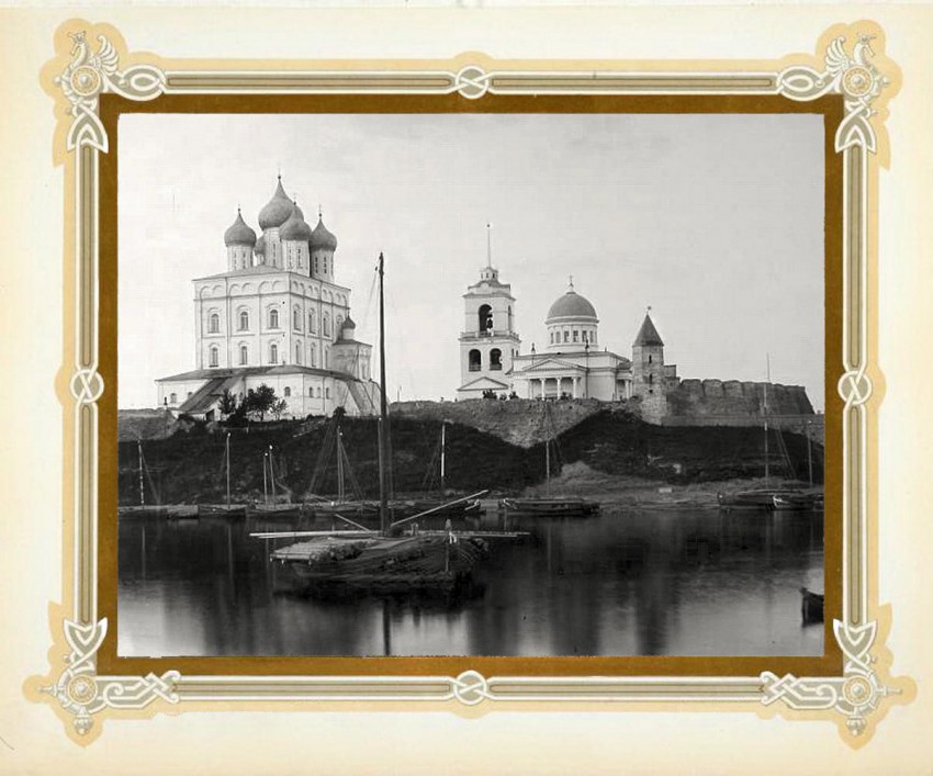 Кром, Псков (Псков, город, Псковская область). архивная фотография, Вид от ключа Св. Ольги: слева - Троицкий собор, справа - Благовещенский. Дата съемки 1900-е гг. Альбом «Памяти Св. Ольги» http://andcvet.narod.ru/new/sv_o/sam.html