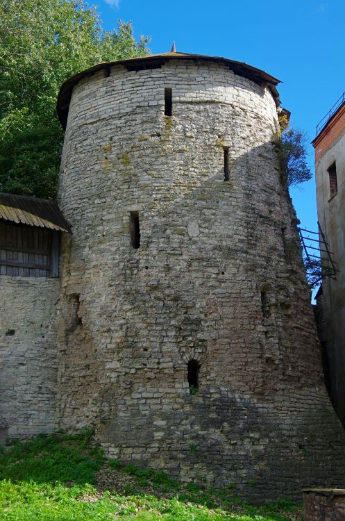 Псков. Кром. дополнительная информация, Мстиславская башня, 1375 г. - единственная сохранившаяся башня Среднего города