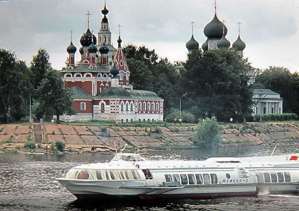 Углич. Кремль. фасады, Углич. Кремль. Церковь царевича Димитрия на Крови. На втором плане Спасо-Преображенский собор. Фото из архива автора.