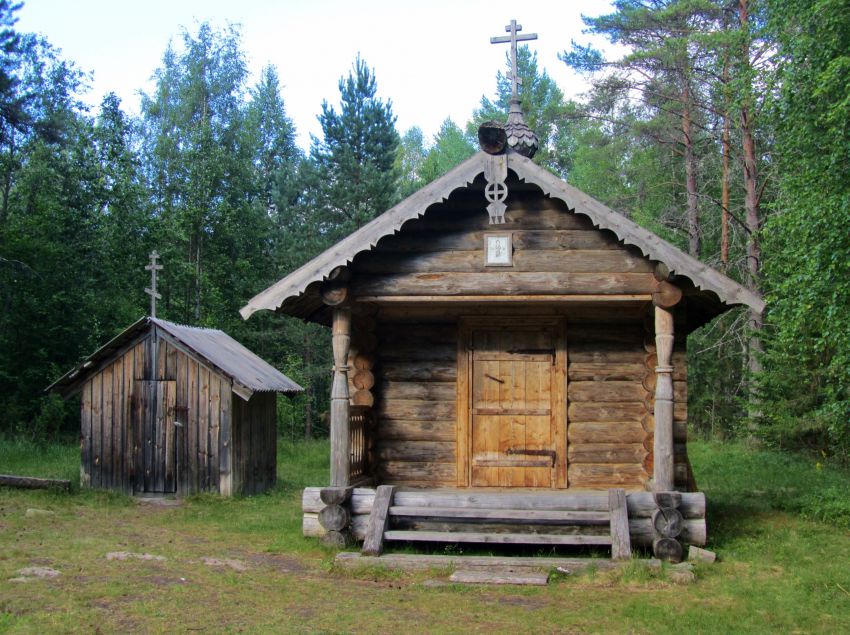 Часовня Ксении Петербургской, Морщихинская (Лёкшмозеро) (Каргопольский район, Архангельская область). фасады, вид с запада, слева временная часовня