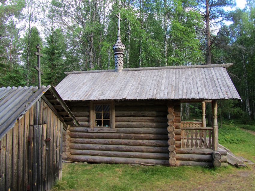 Морщихинская (Лёкшмозеро). Часовня Ксении Петербургской. фасады, вид с севера, слева часовня Богородицы-целительницы 