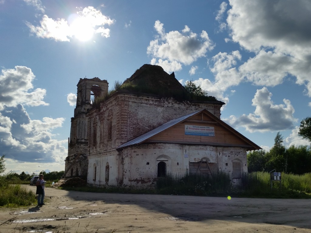 Церковь Троицы Живоначальной в Ухте, Ильино (Каргопольский район, Архангельская область). фасады, Вид на храм с востока. Кровле над алтарём год.