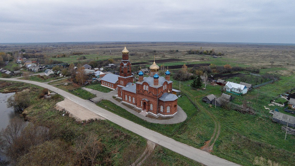 Троица-Лесуново. Церковь Введения во храм Пресвятой Богородицы. общий вид в ландшафте