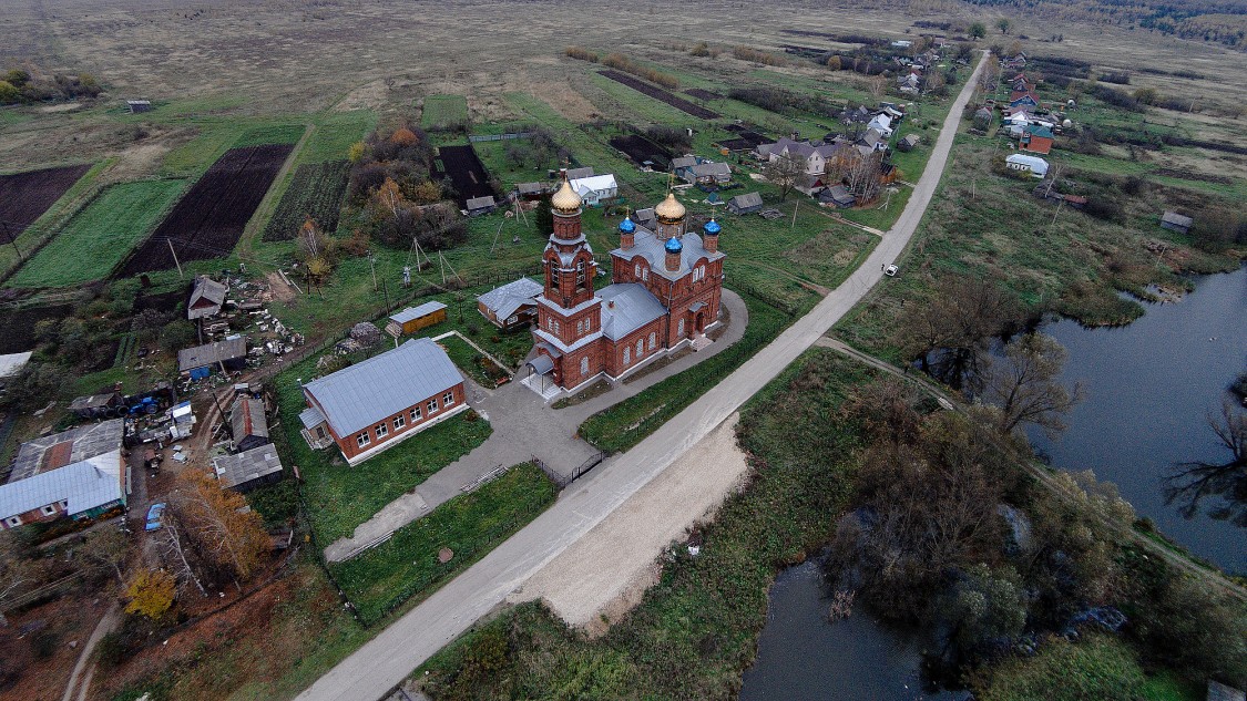 Троица-Лесуново. Церковь Введения во храм Пресвятой Богородицы. общий вид в ландшафте