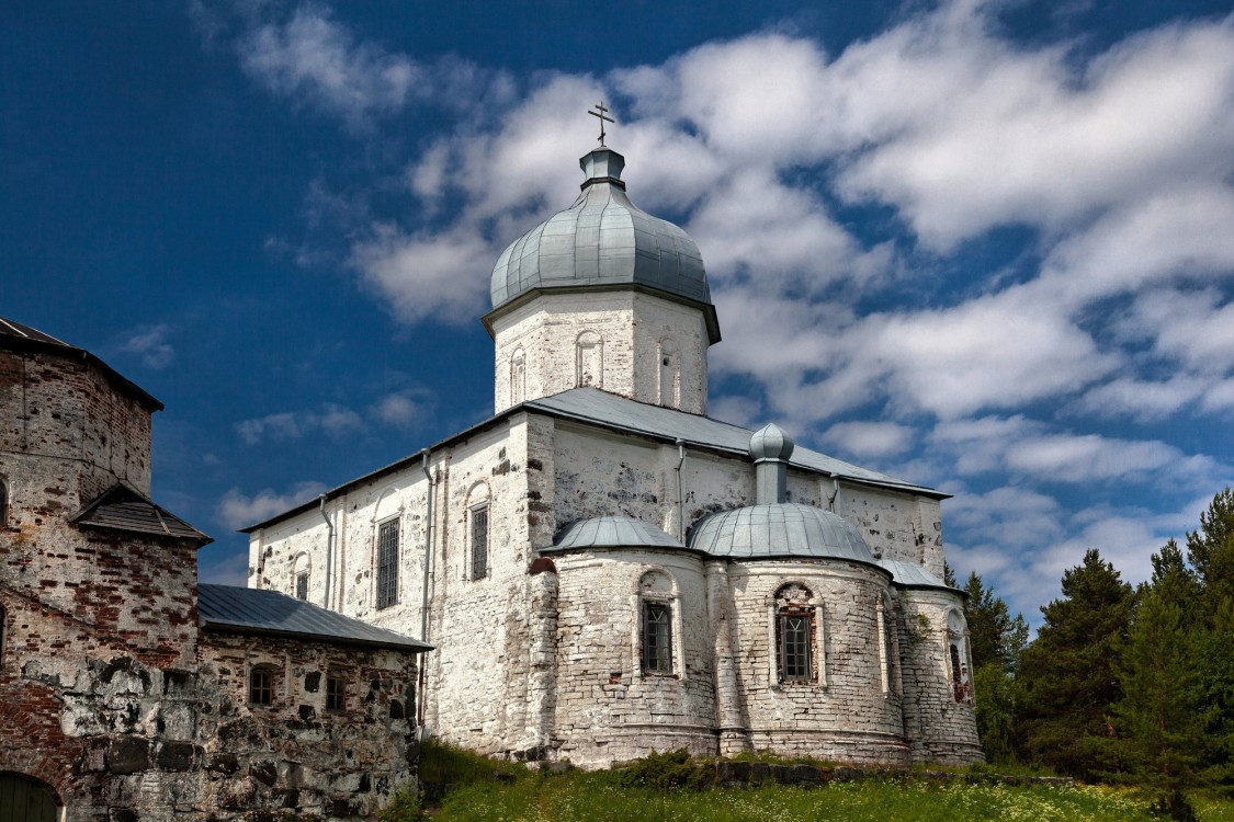 Кий-остров. Кийский Крестный монастырь. Собор Воздвижения Креста Господня. фасады