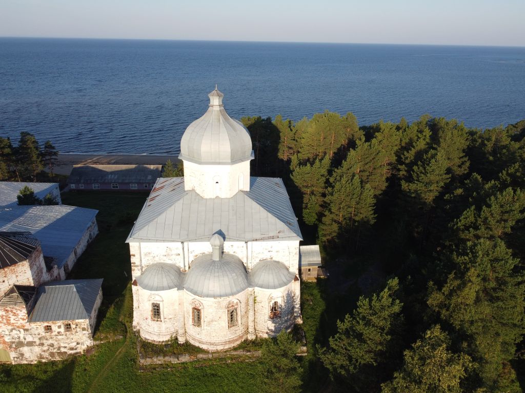 Кий-остров. Кийский Крестный монастырь. Собор Воздвижения Креста Господня. фасады