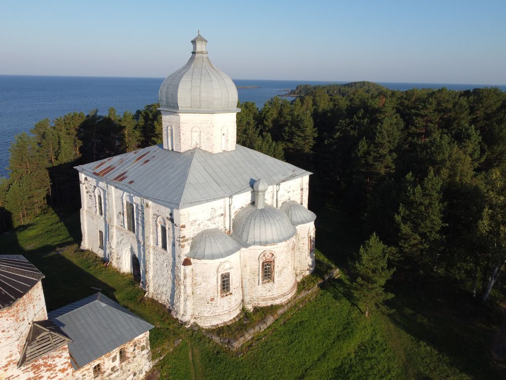 Кий-остров. Кийский Крестный монастырь. Собор Воздвижения Креста Господня. фасады