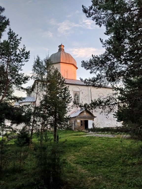 Кий-остров. Кийский Крестный монастырь. Собор Воздвижения Креста Господня. фасады