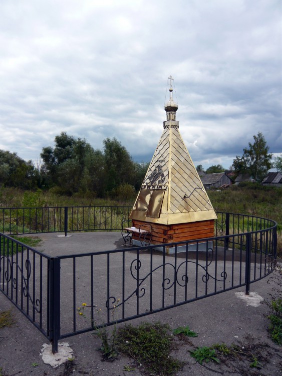 Троица-Лесуново. Церковь Введения во храм Пресвятой Богородицы. дополнительная информация, Колодец у  Введенского храма 