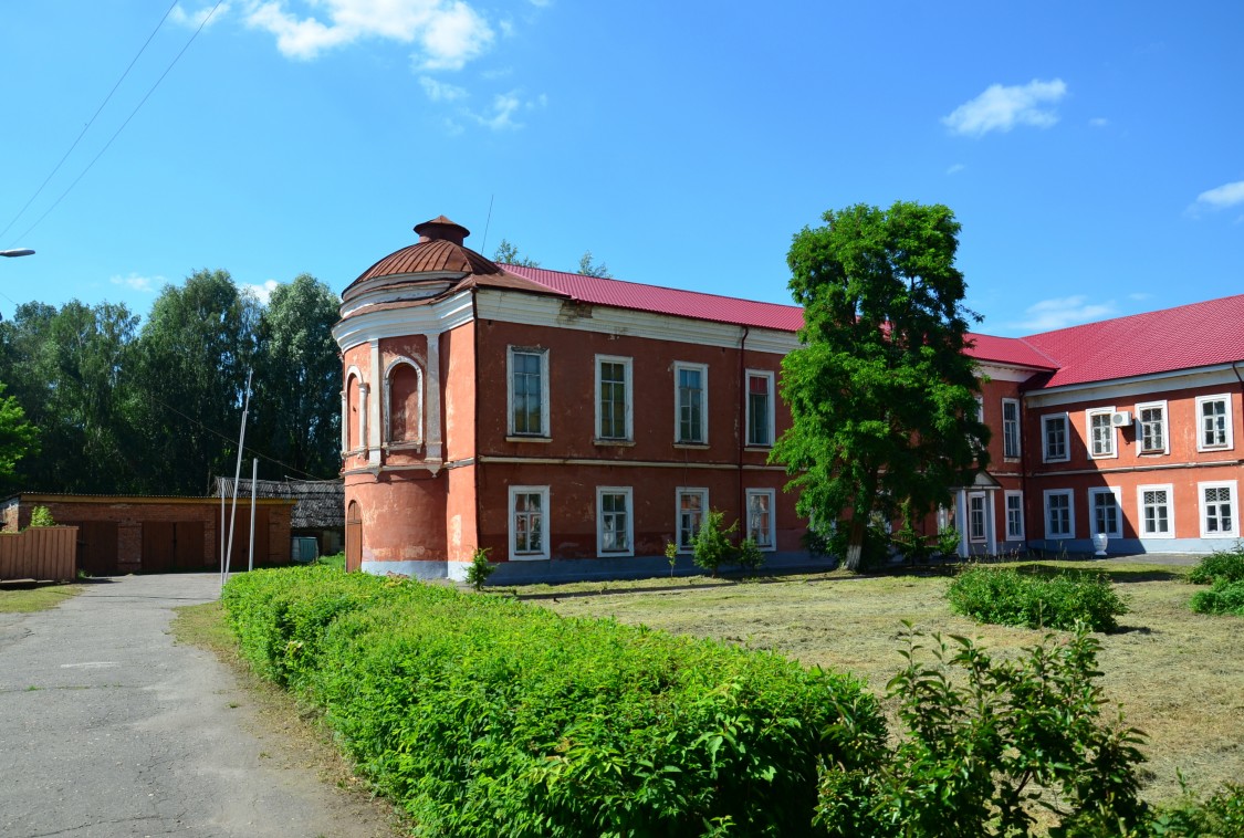 Новозыбков. Церковь Сергия Радонежского при реальном училище. общий вид в ландшафте