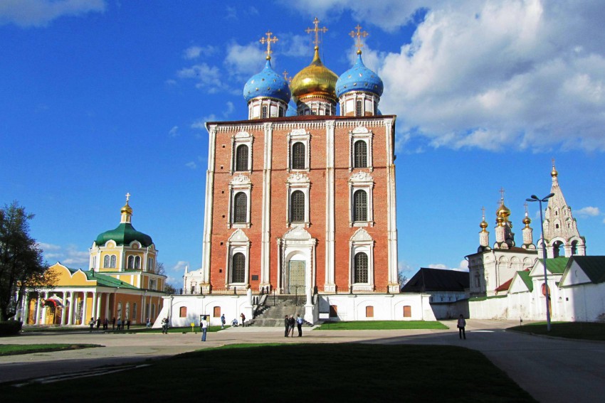 Рязань. Кремль. фасады, Слева направо: Христорождественский собор, Успенский собор, Богоявленская церковь Спасо-Преображенского монастыря