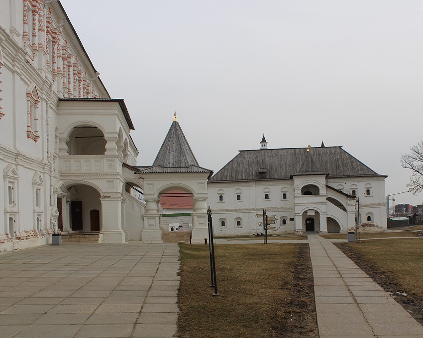 Кремль, Рязань (Рязань, город, Рязанская область). дополнительная информация, Крыльцо архиерейского дома и певческий корпус