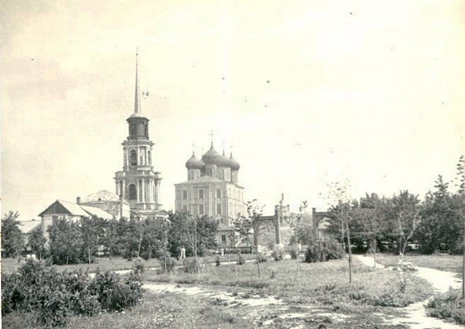 Рязань. Кремль. архивная фотография, Вид на кремль и остатки Ильинской церкви (на переднем плане - слева), 1930-е г.г.