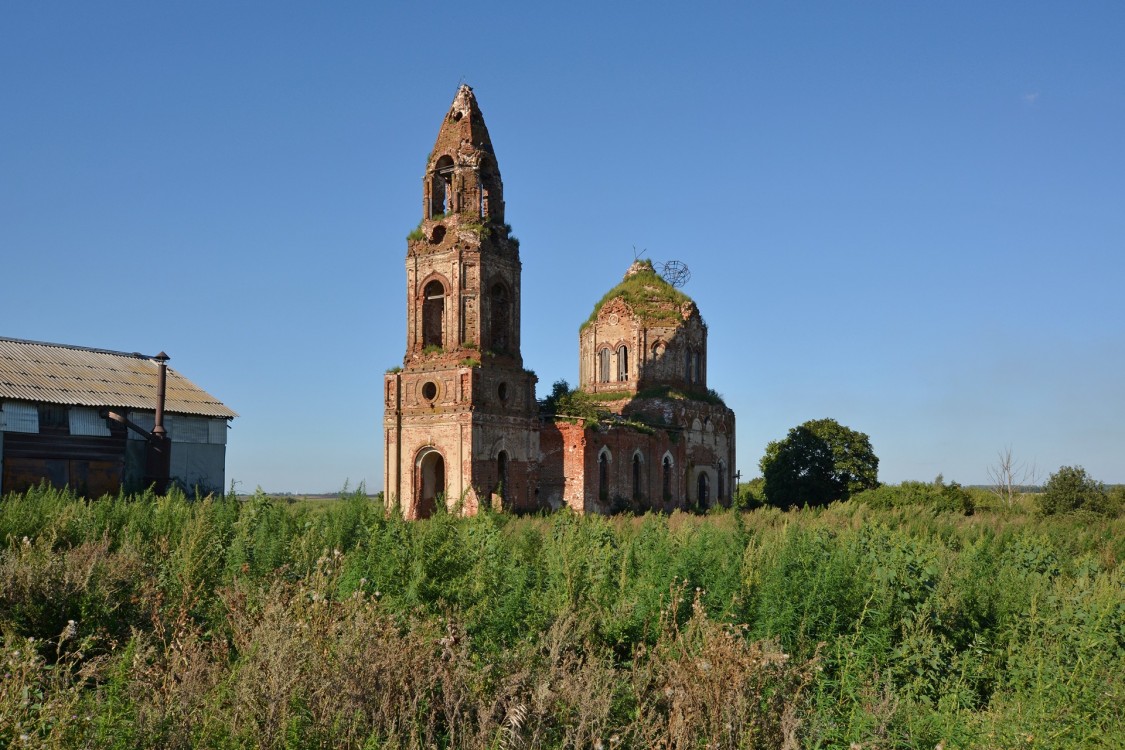 Новотишевое. Церковь Михаила Архангела. общий вид в ландшафте, Общий вид с юго-запада