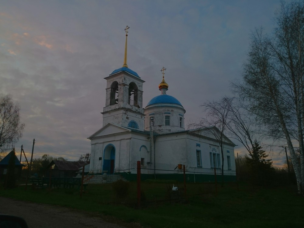 Ново-Александрово. Церковь Рождества Пресвятой Богородицы. общий вид в ландшафте
